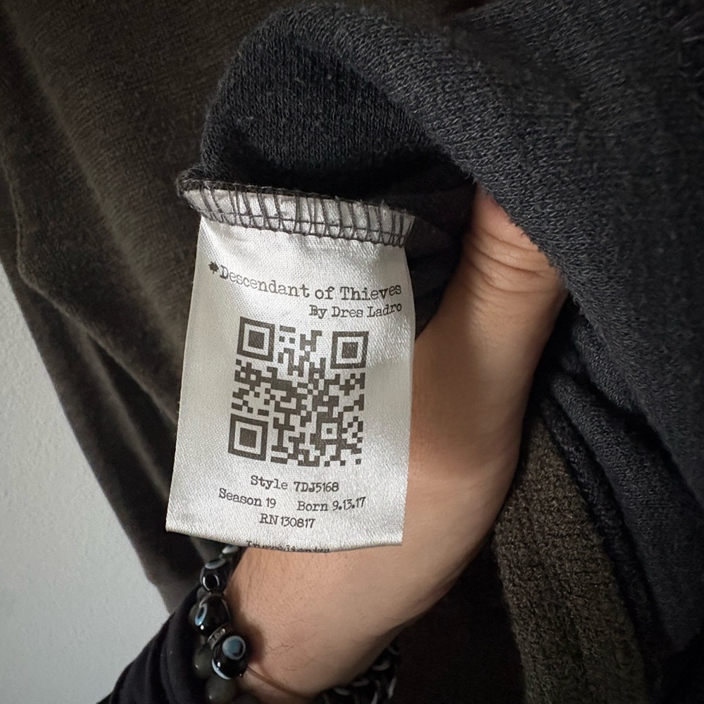 Descendant of Thieves lightweight textured knit sweater by designer Dres Ladro. - Picture 4 of 4
